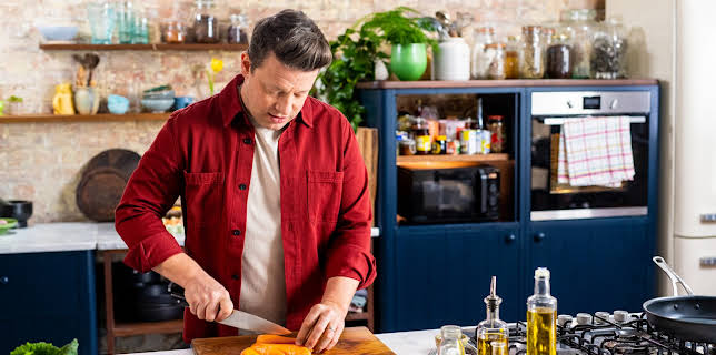 15:00: Jamie Oliver: Cooking For Less (S1 E6) (S1) | TV6 | 2/8 2026