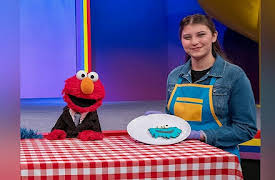 The Not Too Late Show with Elmo: Season 2: Mackenzie Hancsicsak / Juanes