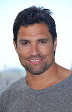 Manu Bennett som 