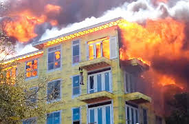 Chaos Caught on Camera: Ekstrem eksplosion, skræmmende fyrværkeri, anspændt udspring