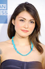 Daniella Pineda como 