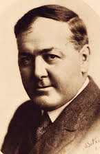 Henry Macrae som Director