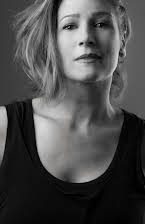 Kelleia Sheerin als Title Sequence Performer