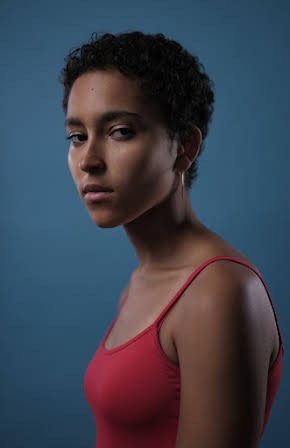 Savannah Acquah as Vi's Friend