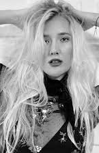 Chloé Caroline as Chloé