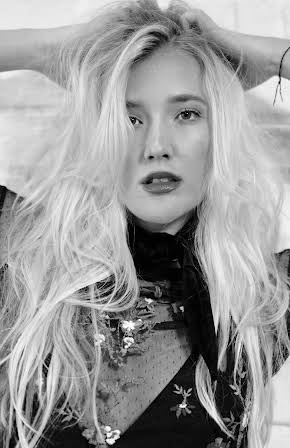 Chloé Caroline as Chloé
