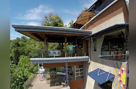 Life's a Beach, Season 1: Brady Bunch Beach