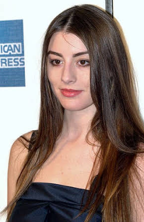 Dominik García-Lorido as Vivian Rizzo