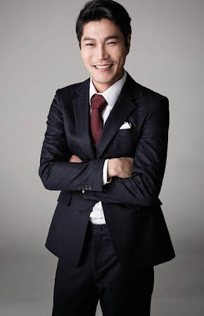 Gwi-hwa Choi as Undercover Military Chief