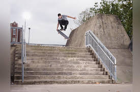 King Of The Road Season 1: Shirtless in Seattle