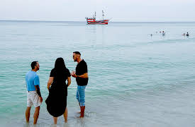 Cheap A$$ Beach Houses: Yacht Curious