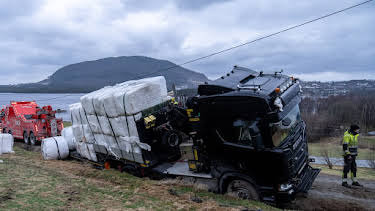 12:00 AM: Ice Road Rescue | Nat Geo Wild | 1/15 2026