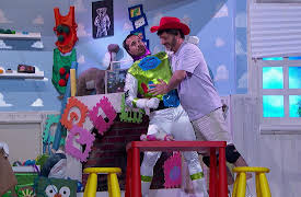 Me Caigo de Risa season-9: Me Caigo de Risa - Karyme Lozano en una nueva historia de juguetes