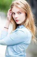 Nell Hudson som 