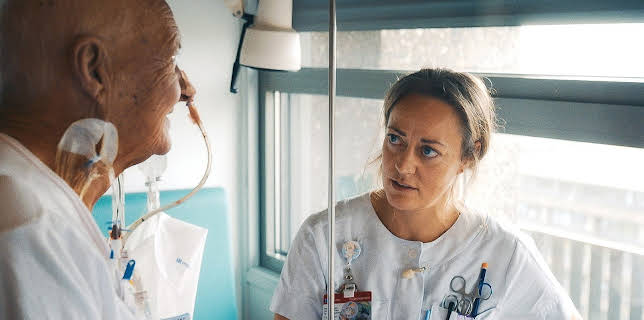 00:30: Med livet i hendene: Sjukepleiaren | NRK 2 | 12/1 2025