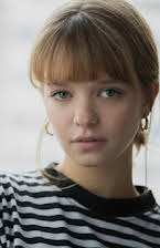 Olivia-Mai Barrett als 