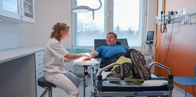 21:30: Legevakten (S1 E11) (S1) | FEM | 11/13 2025