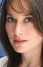 Mia Drake Inderbitzin som Adele