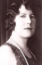 Kathryn Card como Molly Cain