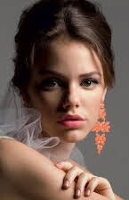 Laura Neiva as 
