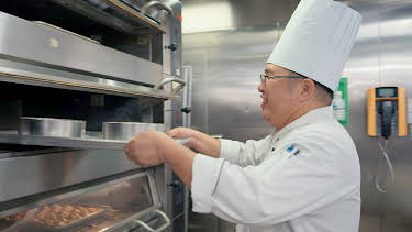 10:00 PM: Supercruising: Life at Sea | More 4 | 12/22 2025