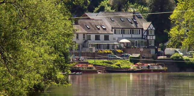 01:50: En plats på landet (S31 E13) (S31) | TV8 | 11/30 2025