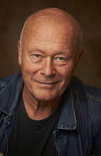 Nils Ole Oftebro som Peter Humus