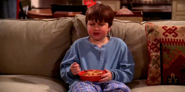 21:30: Two and a Half Men (S1 E22) (S1) | Kanal 9 | 12/24 2025