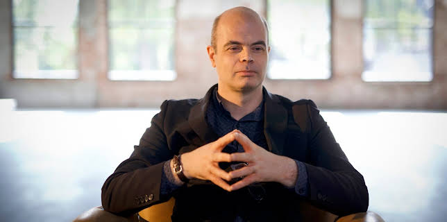 21:00: Portrettmesterskapet: Brillene av? | NRK Tegnspraak | 12/14 2025