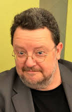 Roger L. Jackson som The Voice