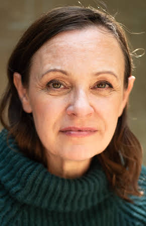 Heike Hanold-Lynch as 