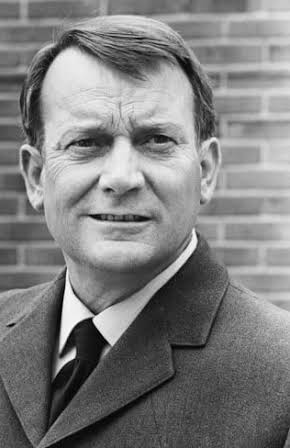 Denholm Elliott as 