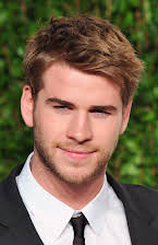 Liam Hemsworth como 