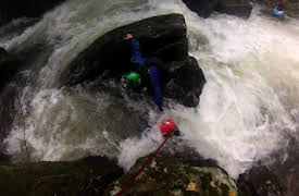 Chaos Caught on Camera: Kogende bus, dødbringende jordskred, risikabel redning