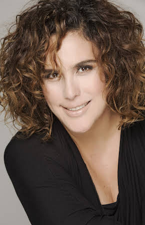 Angélica Vale as 