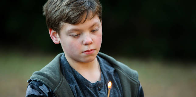 04:20: Der ondskapen bor (S5 E8) (S5) | FEM | 11/21 2025