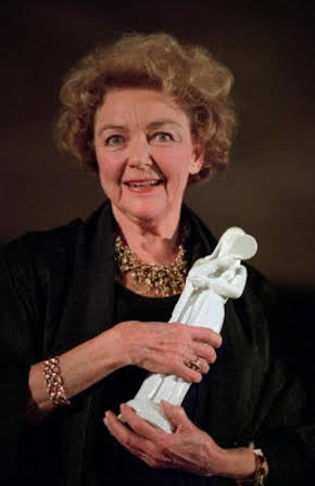 Bodil Kjer as 