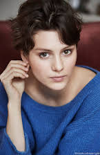 Ruby Dagnall som Aline Amundsen