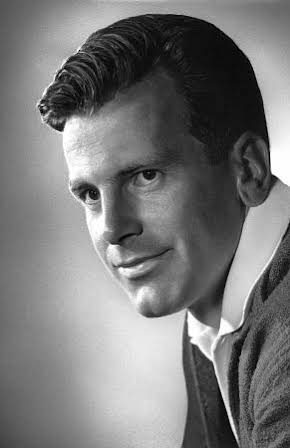 Maximillian Schell as 