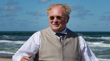 17:40: Seaside Hotel (S01/E03) | One | 4/25 2026