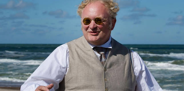 Seaside Hotel (S01/E03)