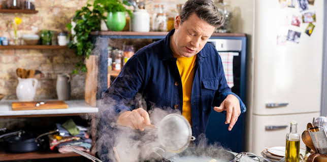 15:00: Jamie Oliver: Cooking For Less (S1 E5) (S1) | TV6 | 2/1 2026