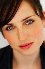 Zoe Lister Jones como 