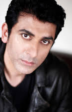 Ace Bhatti como Bomi Bulsara