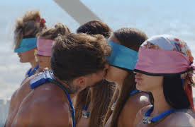 Dating Naked UK: Kiss Kiss