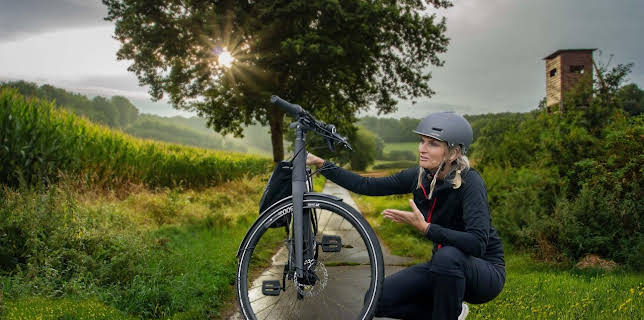 19:00: Mit dem E-Bike entlang des Grünen Bandes: Radeln durch die deutsch-deutsche Geschichte | HR Fernsehen | 11/23 2025