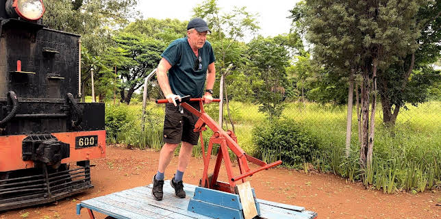 13:40: Team Bachstad i Afrika: På sporet av det gamle Zimbabwe | NRK 2 | 11/11 2025