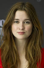 Alice Englert som 