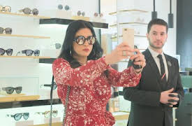 La fabulosa vida de las esposas de Bollywood: Póngase a la cola y espere