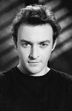 Adam Hann-Byrd como Charlie